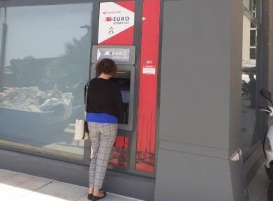 Ya está operativo el cajero automático en la oficina de Correos en Estepona