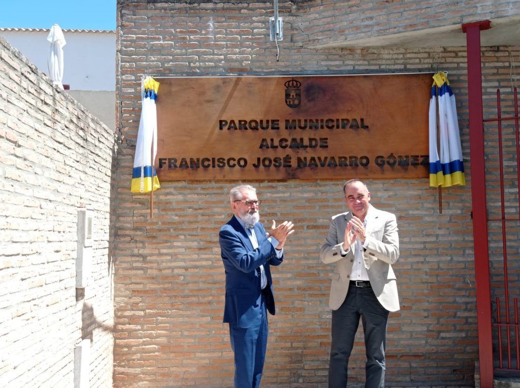 Valencina rinde homenaje a su exalcalde Francisco José Navarro Gómez y da su nombre al parque en la Avenida de Andalucía