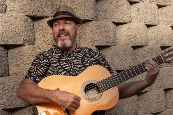 Javier Ruibal pone el broche de excelencia a la I edición de “Las Noches Icónicas del Colón”