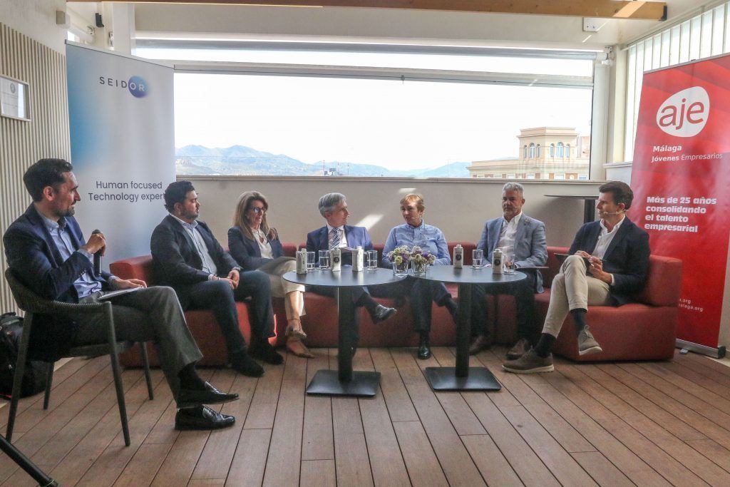 Expertos coinciden en digitalizar empresas para facilitar la vida de las personas