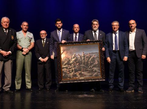 La Diputación entrega reproducciones del cuadro ‘Voluntarios para morir’, de Ferrer-Dalmau, a doce cofradías de la provincia