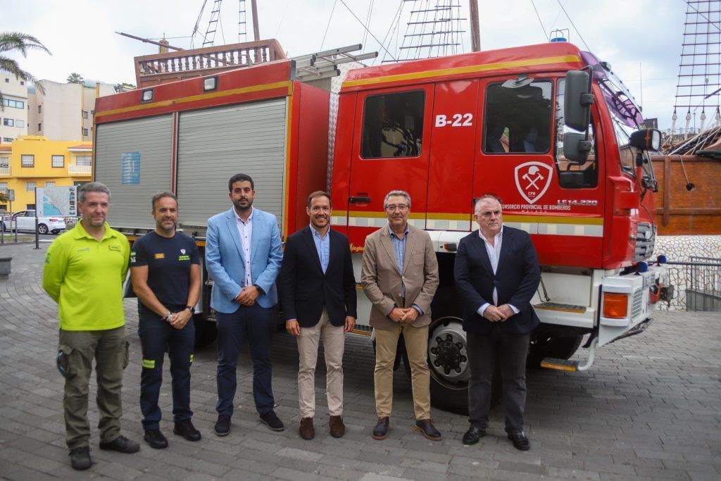 La Diputación cede un camión de bomberos al Cabildo de La Palma para mejorar su servicio de extinción de incendios