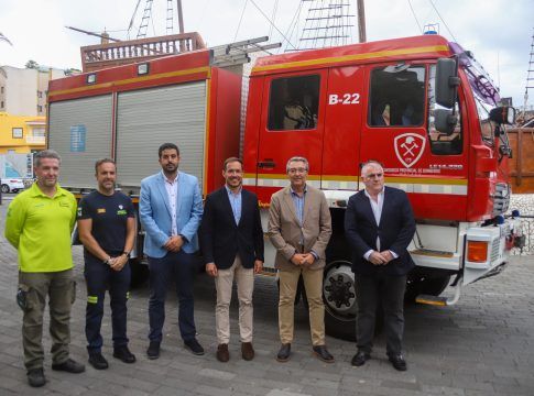 La Diputación cede un camión de bomberos al Cabildo de La Palma para mejorar su servicio de extinción de incendios