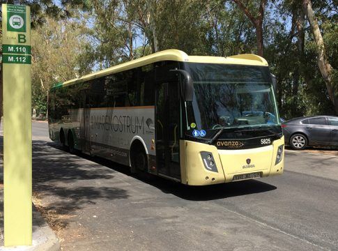 La Junta pone en marcha 20 rutas en autobús para conectar los pueblos del interior y la costa