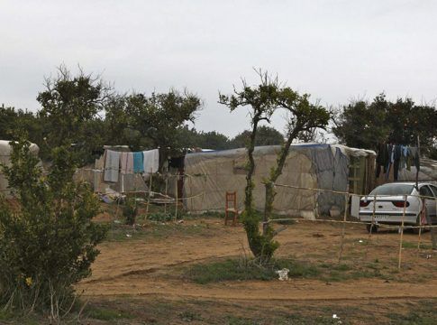 La Junta firma con el Gobierno un convenio para erradicar asentamientos en Lepe y Moguer