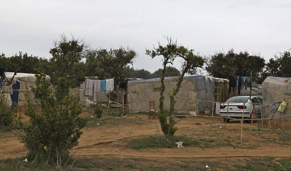 La Junta firma con el Gobierno un convenio para erradicar asentamientos en Lepe y Moguer