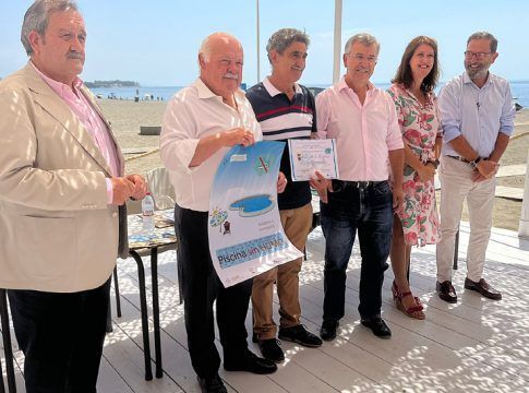 Andalucía amplía su red de espacios sin humo a 52 playas y 67 piscinas adheridas