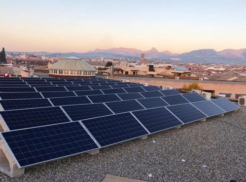 El plan de bioclimatización y energías renovables en marcha llegará este verano a 430 centros escolares