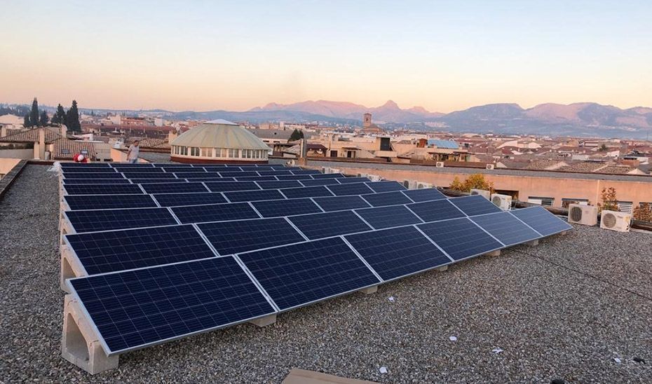 El plan de bioclimatización y energías renovables en marcha llegará este verano a 430 centros escolares