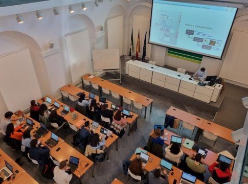 La digitalización y la logística toman forma de másteres duales universidad-empresa