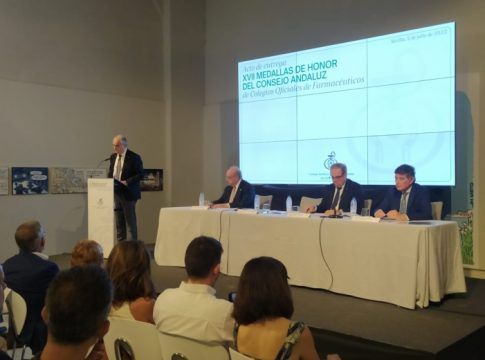 Los farmacéuticos Felipe Trigo y Rafael Martínez, junto a Manuel Ojeda y Francisco Javier Guerrero a título póstumo, reciben la máxima distinción de la farmacia andaluza