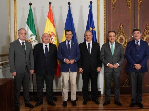 El presidente de la Junta de Andalucía muestra su apoyo a la gran cita mundial de la farmacia que se celebrará en Sevilla