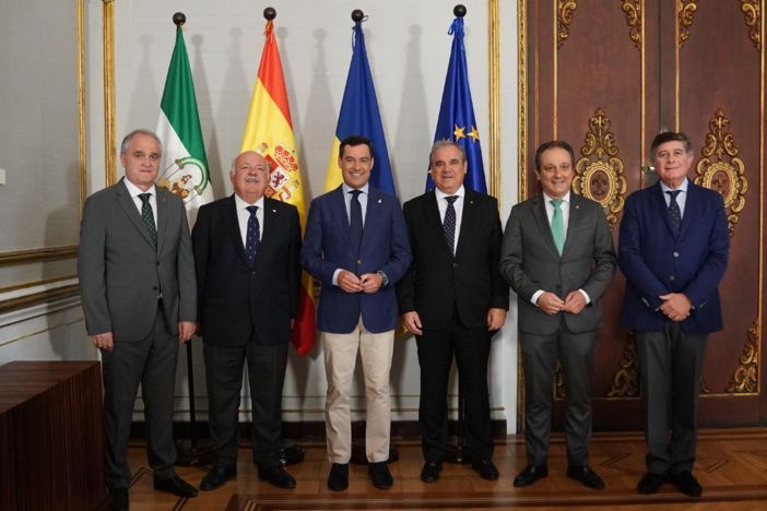 El presidente de la Junta de Andalucía muestra su apoyo a la gran cita mundial de la farmacia que se celebrará en Sevilla
