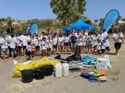 Mayoral y Ecomar recogen 86,6 kg de residuos en la playa Peñón del Cuervo de Málaga