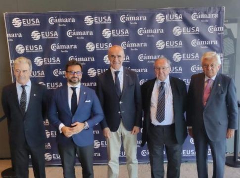 EUSA celebra su acto de inauguración con más de 100 alumnos egresados del curso 2021/22