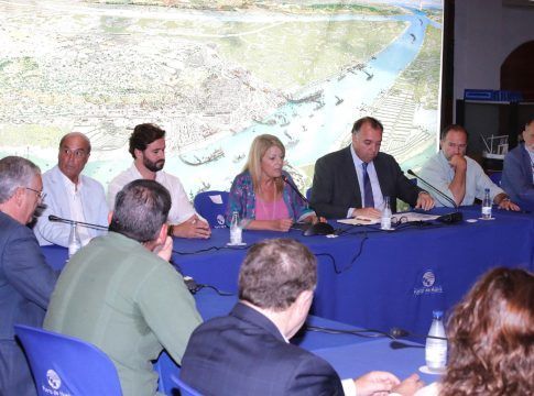 El Puerto de Huelva facilita en sus muelles la estrategia de Extenda de impulso a la exportación