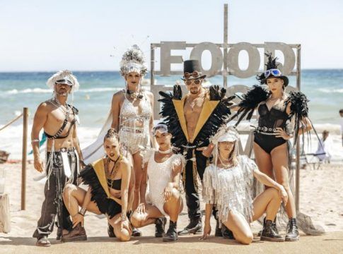 La Plage Casanis y el bartender Marc Álvarez revolucionan el verano marbellí con las fiestas Burning Beach y el mejor cóctel firmado por Schweppes