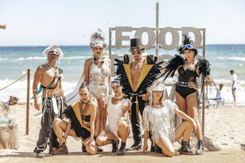 La Plage Casanis y el bartender Marc Álvarez revolucionan el verano marbellí con las fiestas Burning Beach y el mejor cóctel firmado por Schweppes