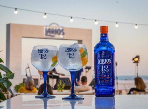 Larios te invita a sumergirte en la buena vida de Málaga con un viaje a los veranos de siempre