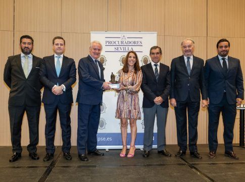 El Colegio de Procuradores de Sevilla concede a Francisco Berjano Arenado el VIII Premio “Procuradora Ascensión García Ortiz”