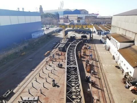 El Puerto de Sevilla carga grandes estructuras de acero para dos viaductos en Malta
