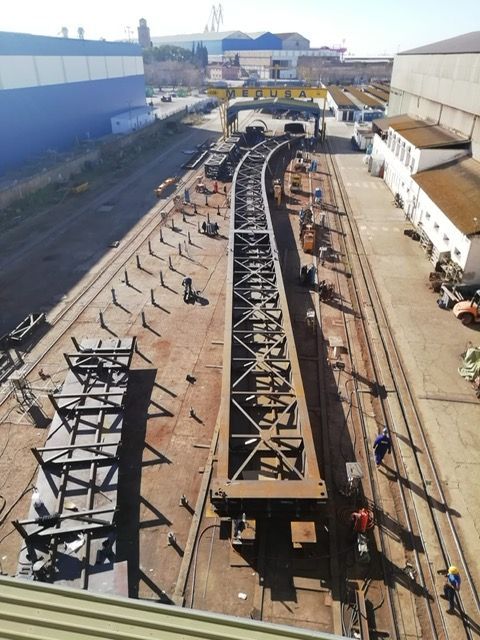 El Puerto de Sevilla carga grandes estructuras de acero para dos viaductos en Malta