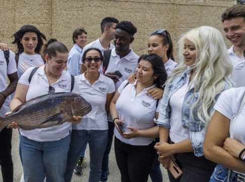 Fundación Cruzcampo lleva a sus alumnos a visitar la lonja y el puerto pesquero de Rota