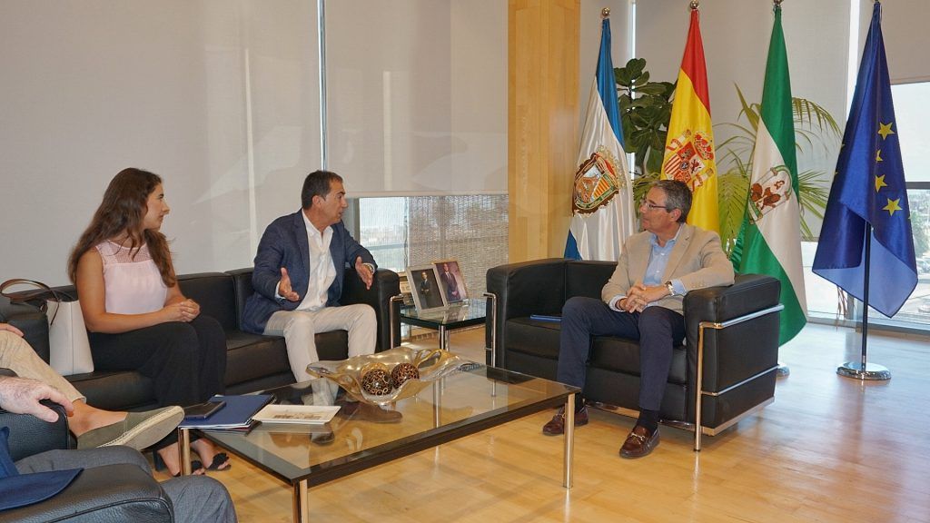 El presidente de la Diputación recibe a la nueva junta de gobierno de Cosital Málaga