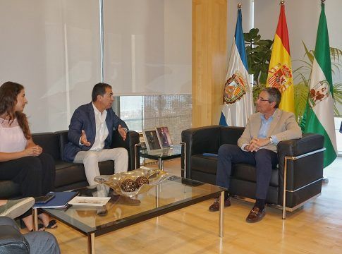 El presidente de la Diputación recibe a la nueva junta de gobierno de Cosital Málaga