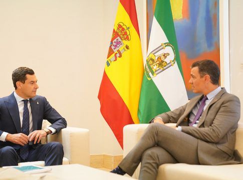Moreno reclama a Sánchez mejor financiación, solución al problema del agua y una mayor apuesta por las energías renovables 