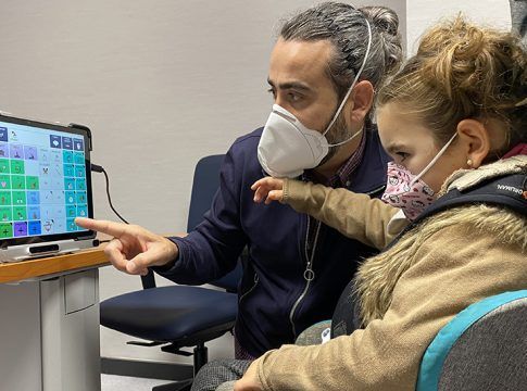 El SAS entrega 60 lectores oculares a pacientes con limitaciones físicas para la comunicación