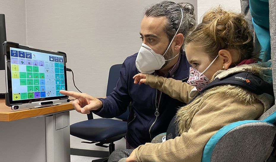 El SAS entrega 60 lectores oculares a pacientes con limitaciones físicas para la comunicación