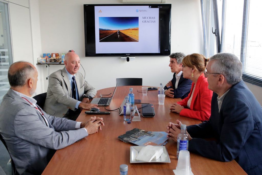 La presidenta del Puerto de Huelva visita las instalaciones de LIPSA en el Puerto Exterior, que avanza en la transición energética