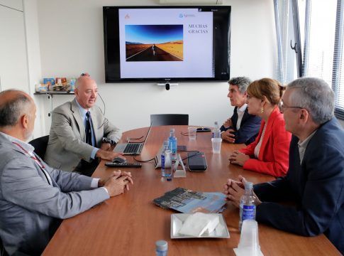 La presidenta del Puerto de Huelva visita las instalaciones de LIPSA en el Puerto Exterior, que avanza en la transición energética