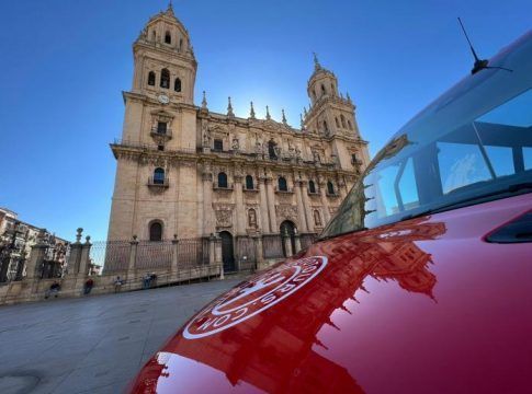 Se presenta en Jaén una flota de autobuses turísticos para la ciudad