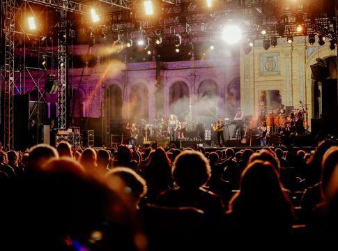 “DIVERSO” en la Plaza de España de Sevilla: Miguel Poveda cierra las confirmaciones de la II edición de Icónica Sevilla Fest