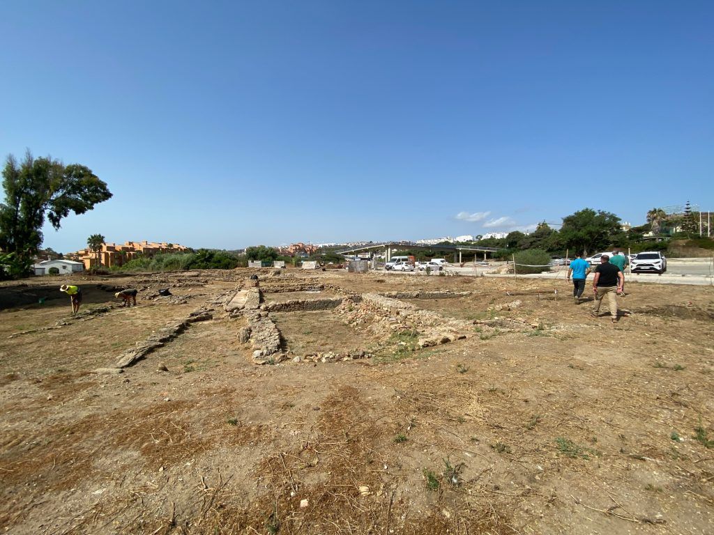 Comienzan las obras para la recuperación del yacimiento arqueológico del Castillo de la Duquesa en Manilva, que financia la Diputación