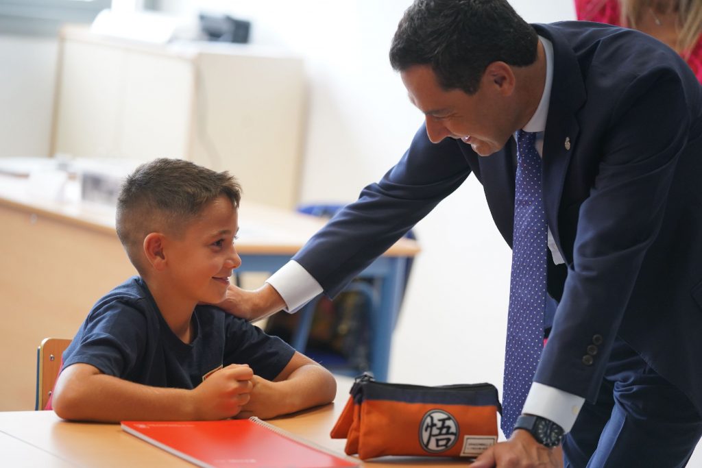 Moreno anuncia un cheque escolar de 100 euros por hijo para ayudar a las familias con menos recursos