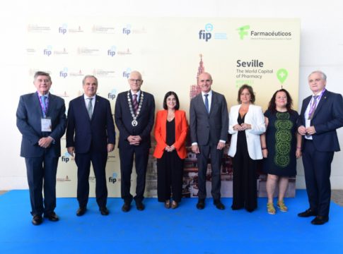 La Ministra de Sanidad destaca el papel asistencial prioritario del farmacéutico en el sistema nacional  de salud