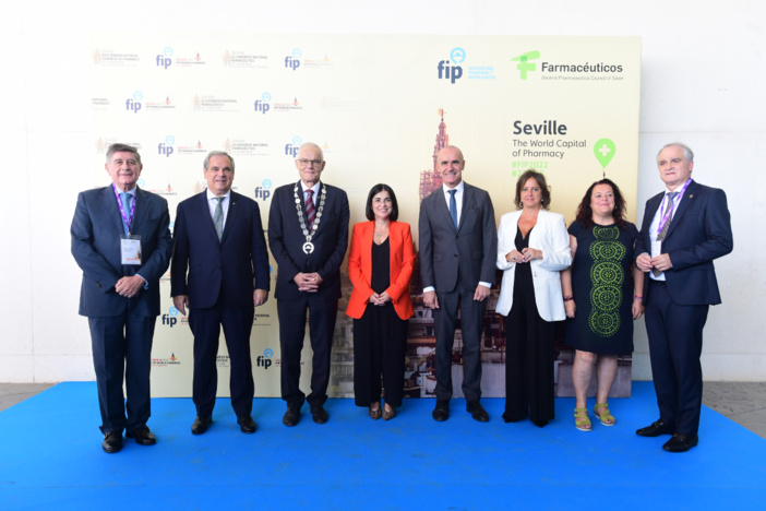 La Ministra de Sanidad destaca el papel asistencial prioritario del farmacéutico en el sistema nacional  de salud