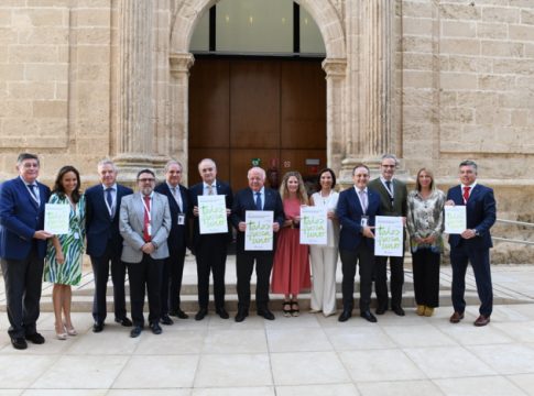 El Parlamento andaluz recibe a la profesión farmacéutica en la conmemoración de su día mundial
