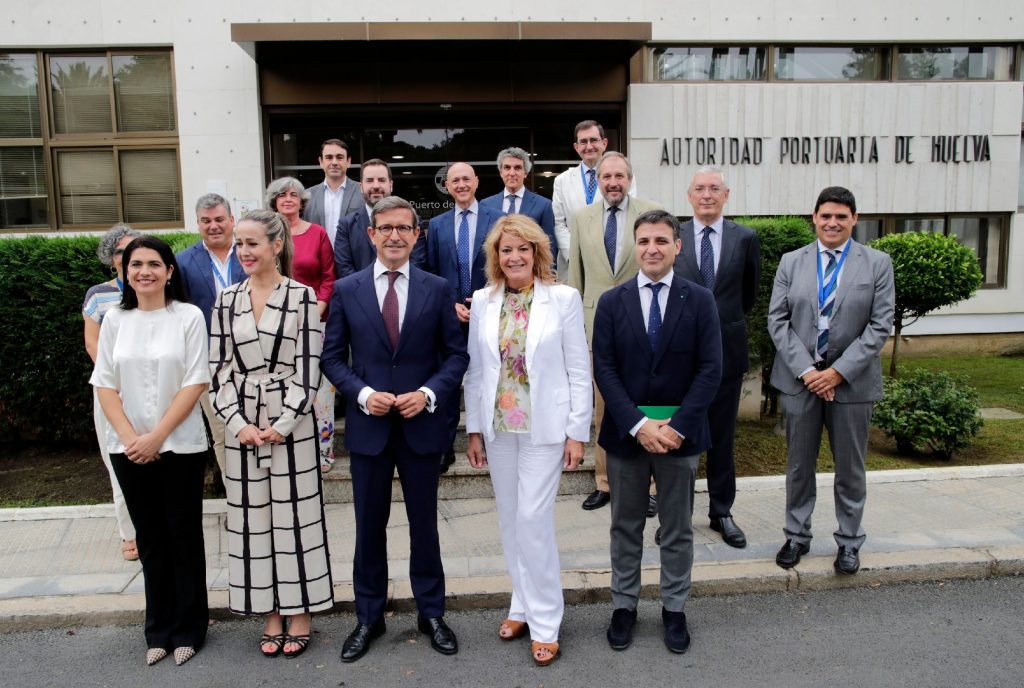 El consejero de Política Industrial y Energía muestra interés por los proyectos de crecimiento del Puerto de Huelva