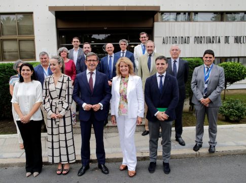 El consejero de Política Industrial y Energía muestra interés por los proyectos de crecimiento del Puerto de Huelva