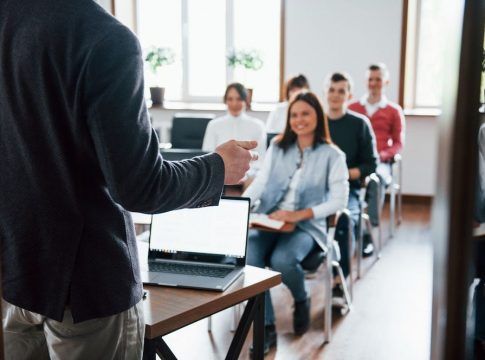 Cámaras de Andalucía facilitará el emprendimiento e inserción laboral a un centenar de desempleados en el sector del comercio