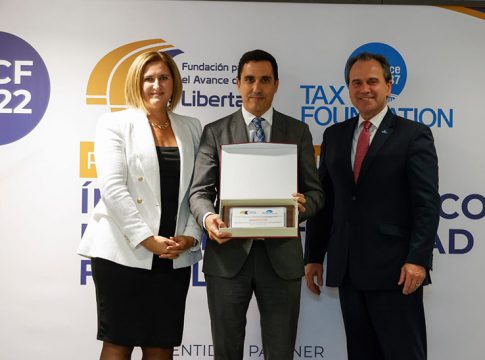 La Junta de Andalucía recibe un reconocimiento por su política de bajada de impuestos