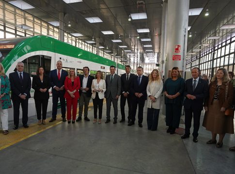 Moreno inaugura el Trambahía que, tras dieciséis años de espera, mejorará la movilidad sostenible en el área metropolitana de la Bahía de Cádiz