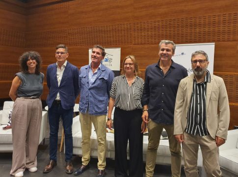 La escena contemporánea vuelve a reunirse en el encuentro "Hemos vivido por debajo de nuestras posibilidades"