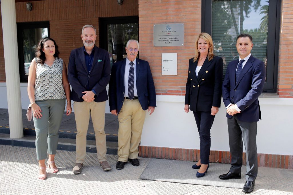 El Colegio Oficial de Arquitectos de Huelva reconoce con una placa Docomomo la singularidad de dos edificios del Puerto de Huelva situados en la Glorieta de las Canoas