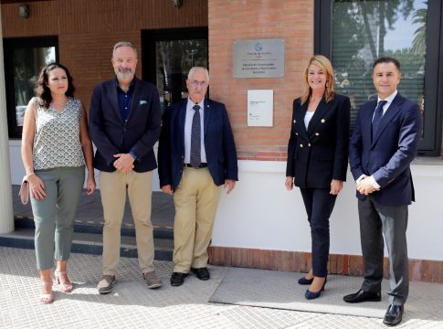 El Colegio Oficial de Arquitectos de Huelva reconoce con una placa Docomomo la singularidad de dos edificios del Puerto de Huelva situados en la Glorieta de las Canoas