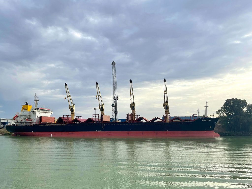 <strong>Llega al Puerto de Sevilla uno de los mayores buques mercantes de 2022</strong>